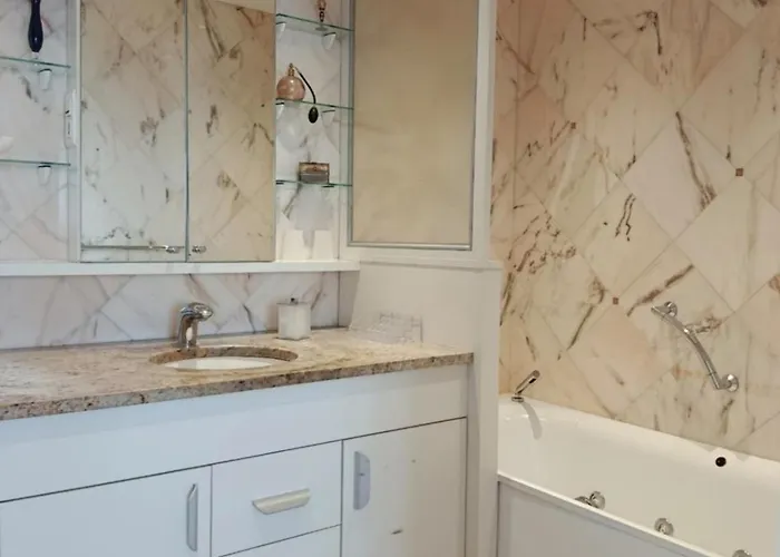 3p With Pool & Sea View